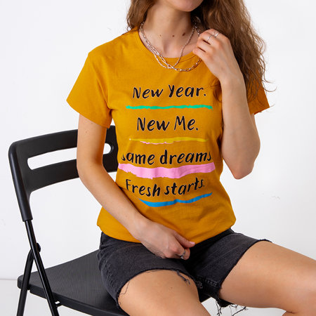 Желтая женская футболка с надписями