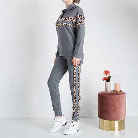 Женский серый спортивный костюм с леопардовым принтом - Одежда