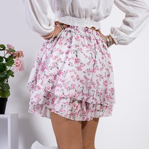 Белая короткая юбка в розовые цветы