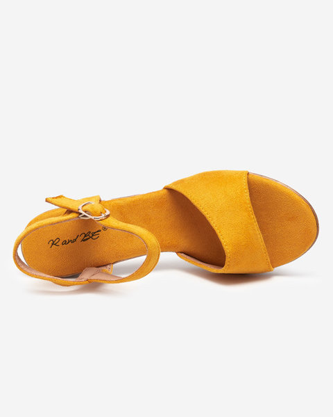 Горчично-желтые женские босоножки на каблуке Karislo