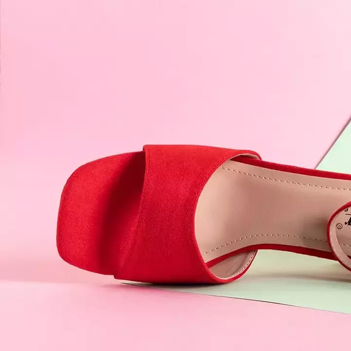 OUTLET Красные женские сандалии на невысокой стойке Isis - Обувь