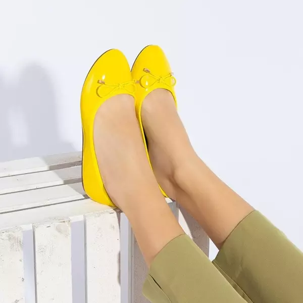 OUTLET Лакированные женские балетки желтого цвета Suzzi - Туфли