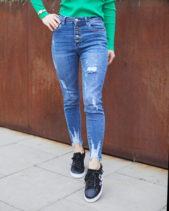 Женские джинсы с декоративными потертостями
