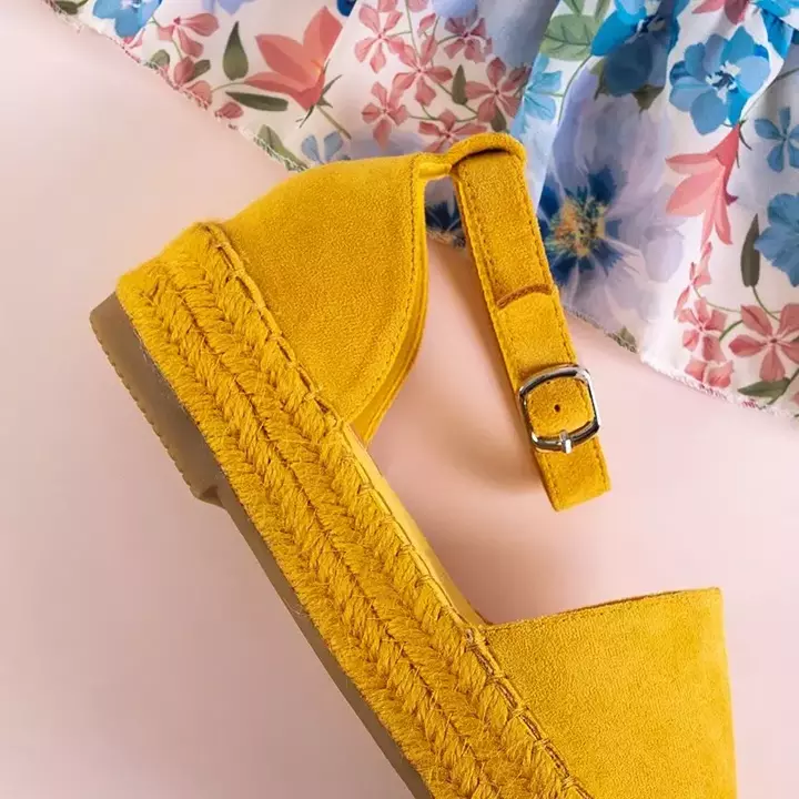 OUTLET Жовті жіночі босоніжки на платформі Sitra - Взуття